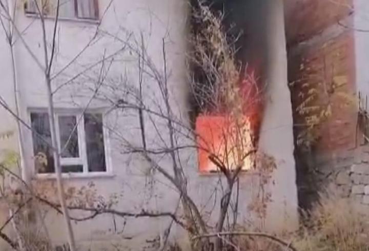 Amasya’da 2 katlı binada yangın