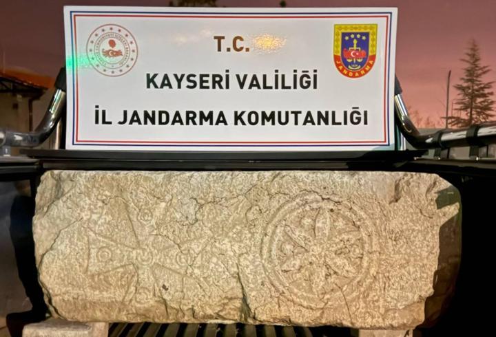 Kayseri’de bin 500 yıllık kapı sövesi ele geçirildi