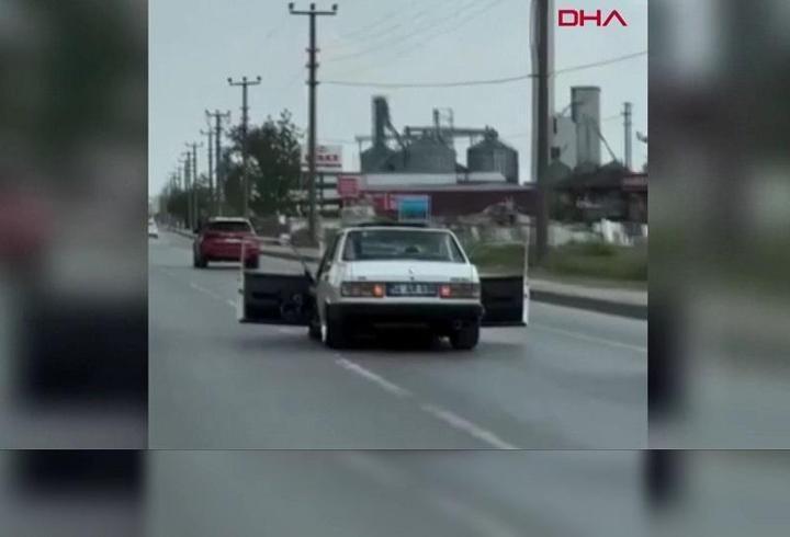 Kapı açık, müzik son ses! Trafikte tehlikeli yolculuk...