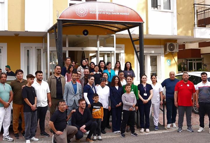 Otomobil tutkunlarından huzurevi ziyareti