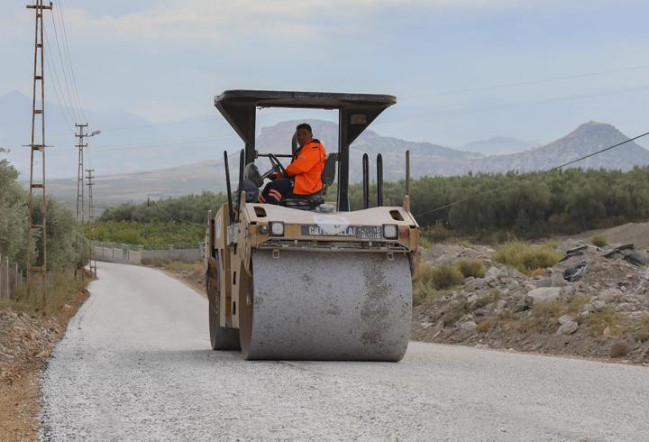 Mut’ta yol çalışmaları sürüyor