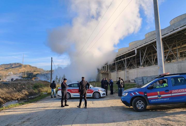 Aydın'da sıcak su boru hattı patladı; yol trafiğe kapandı