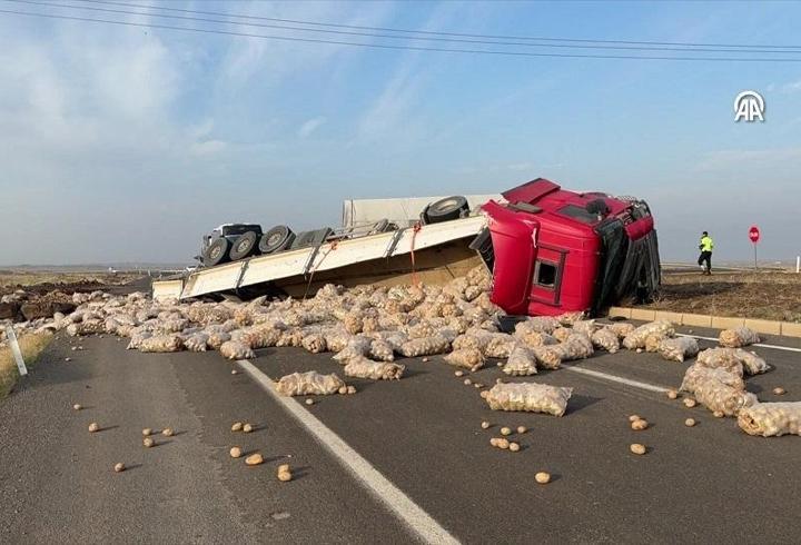 Diyarbakır’da patates yüklü TIR devrildi