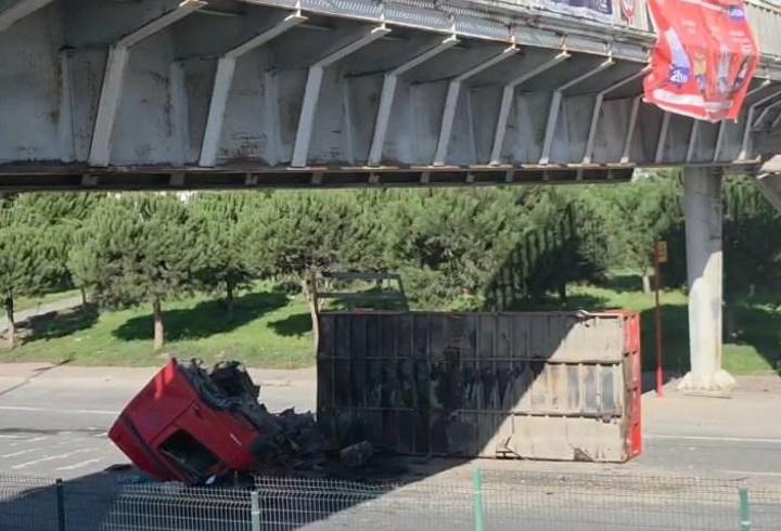 Avcılar’da TIR üst geçide sıkıştı: 2 yaralı