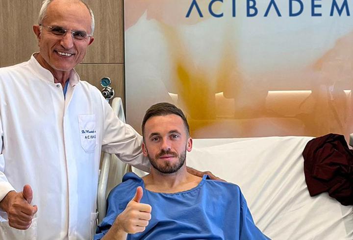 Union Saint-Gilloise Şampiyonlar Ligi’nde Galatasaray’ın rakibi olarak dikkat çekiyor. Avrupa futbolunun yükselen ekiplerinden biri olan Union SG, bu sezonki performansıyla adından sıkça söz ettiriyor. Dinamik oyun anlayışı, hızlı hücum geçişleri ve disiplinli savunmasıyla rakiplerine zor anlar yaşatan ekip, grup aşamasında gösterdiği istikrarlı sonuçlarla futbol otoritelerinin ilgisini çekti. Galatasaray ile oynayacağı karşılaşma, hem taktiksel mücadele hem de sürprizlere açık bir skor açısında