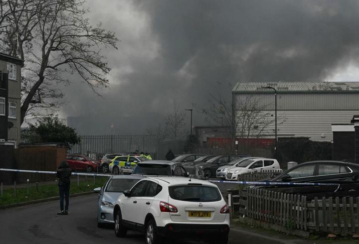İngiltere’nin kalbinde depo yangını: Londra’da çıkan yangına müdahale sürüyor