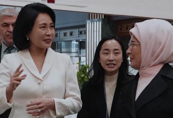 Sonbahar ve ilkbaharda uygulanan birer haftalık ara tatilin önümüzdeki yıldan itibaren kalkabileceğini belirten Bakan Tekin, “Velilerden ve öğretmenlerden çocukların tatil dönüşü adaptasyon sorunu yaşadığına dair şikâyetler geliyor. Konuyla ilgili iki yıldır analiz yapıyoruz” dedi.1