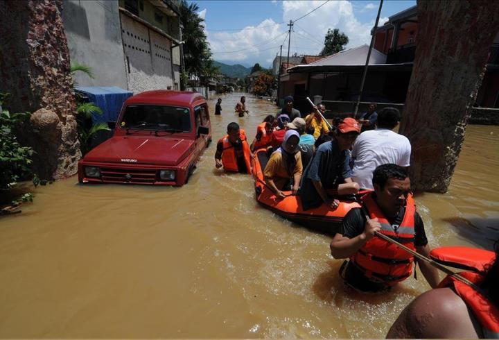 Endonezya'da heyelan böyle geldi!
