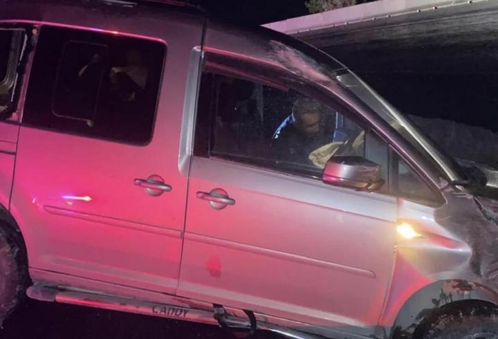 Osmaniye’de hafif ticari araç refüje düştü: 2 yaralı