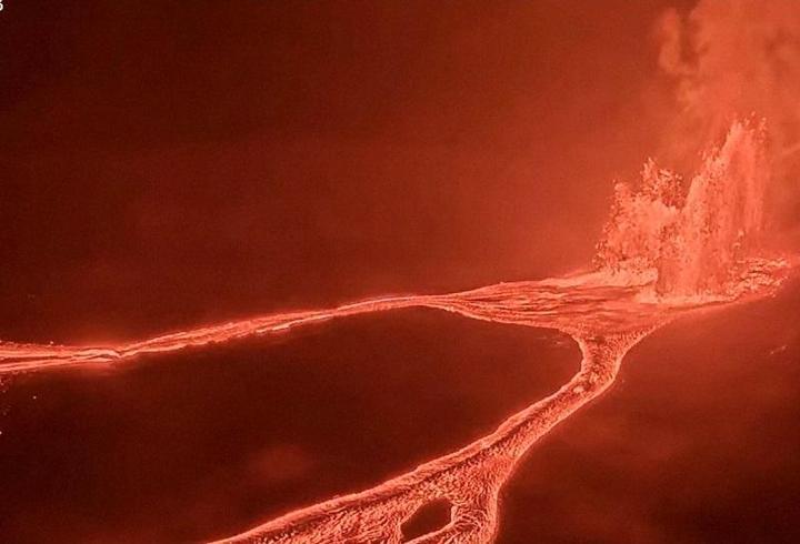 Kilauea Yanardağı'ndan lav şelalesi taşıyor!