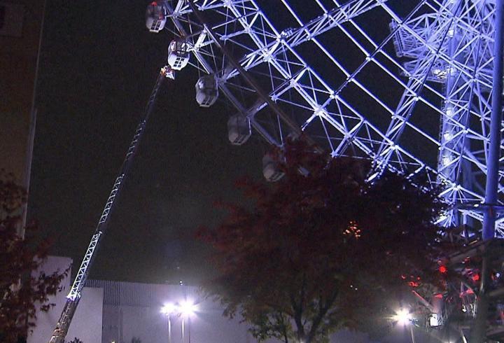 Yıldırım düştü, dönme dolap durdu! 20 kişi saatlerce mahsur kaldı...