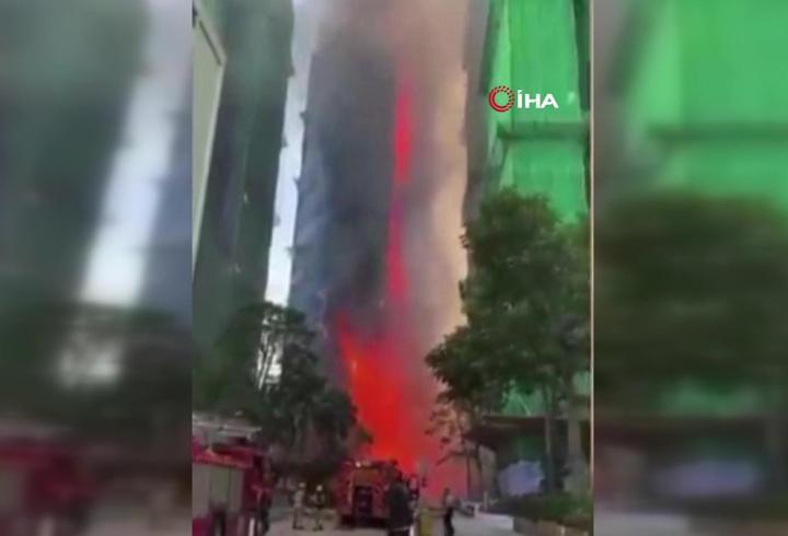Hong Kong'da çok katlı binada dev yangın: Mahsur kalanlar var