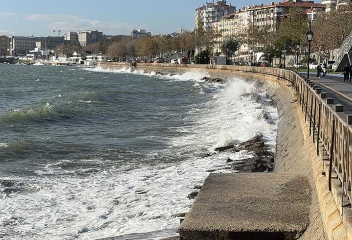 Tekirdağ'da lodos etkili oldu; balıkçılar denize açılamadı