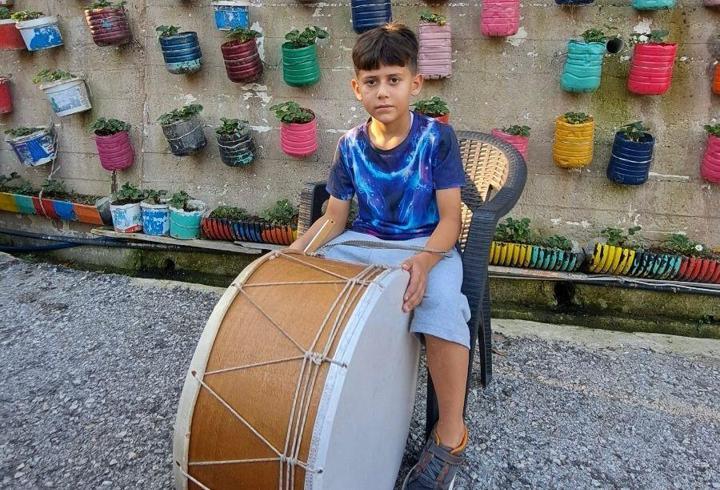 9 yaşındaki Eymen, düğünlerde davul çalıyor