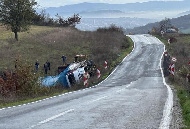 Çanakkale'de kamyon şarampole devrildi