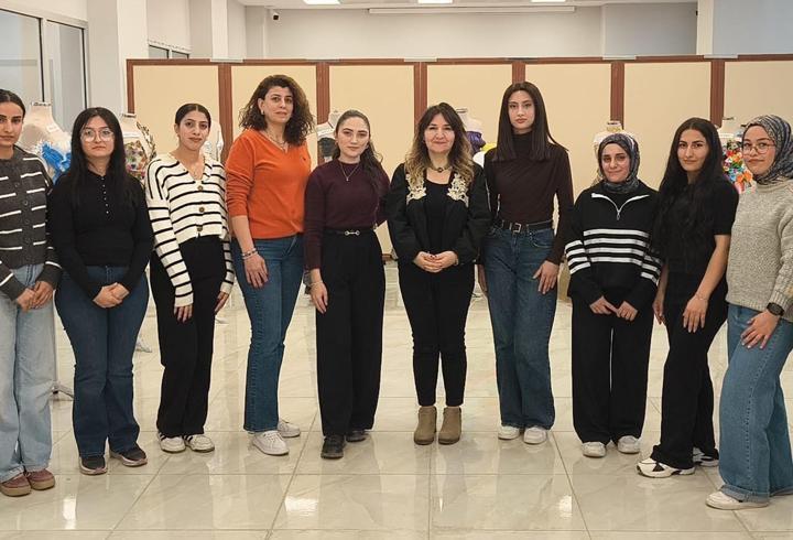 Atık materyallerden giysi tasarladılar