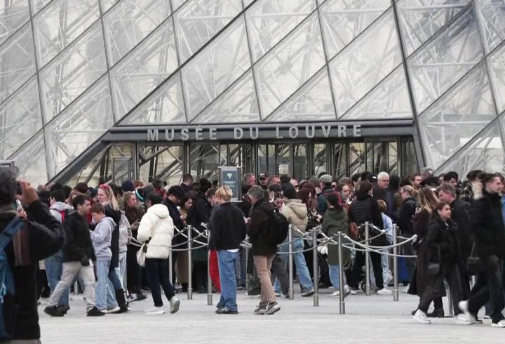 Louvre müzesine girişe yüzde 45 zam