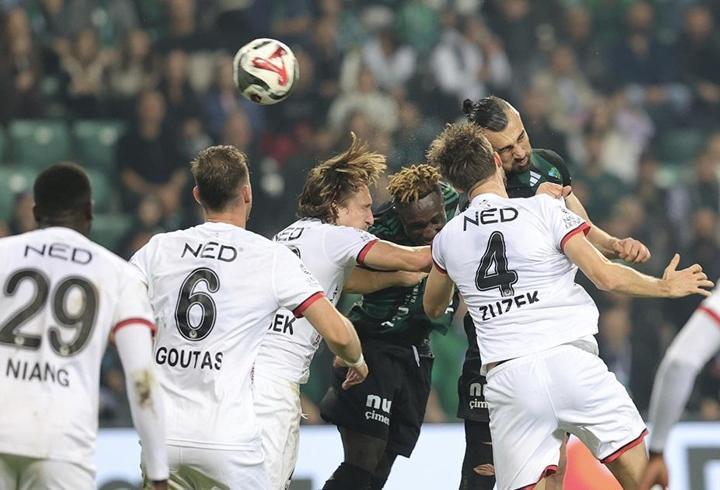 Bugün hangi maçların oynanacağı merak edildi. Dünya genelinde her gün sayısız spor müsabakası düzenleniyor. Futbolseverler için bu akşam da hem yerel hem uluslararası arenada heyecan dolu karşılaşmalar ekranlara gelecek. Süper Lig, 1. Lig, Premier Lig, LaLiga, Serie A, Ligue 1, Bundesliga maç bilgilerine haberimizden ulaşabilirsiniz. İşte 29 Kasım 2025 tarihinin dikkat çeken maçları ve yayın bilgileri...1