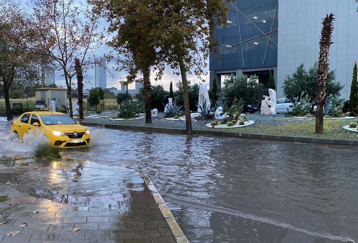 İzmir'de sağanak sürücülere zor anlar yaşattı