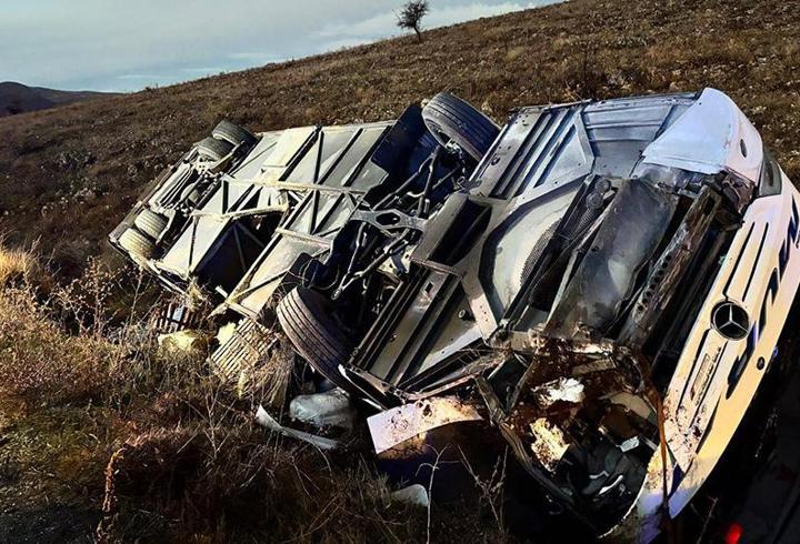 Afyonkarahisar'da feci kaza: 2 ölü, 21 yaralı