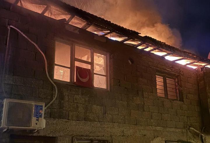 Osmaniye’de iki katlı ahşap evde yangın