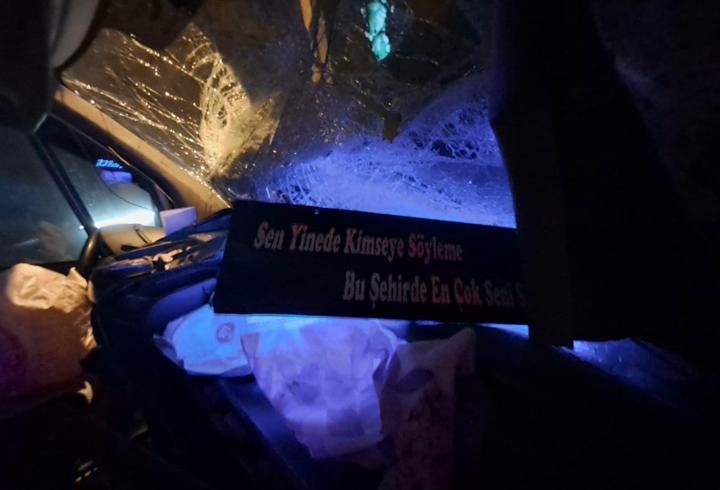 Minibüs, TIR’a çarptı; 2 yaralı