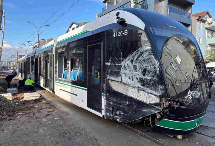 Kocaeli'nde tramvay ile çöp kamyonu çarpıştı: 3 yaralı