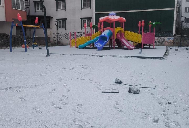 Kars'a mevsimin ilk karı düştü