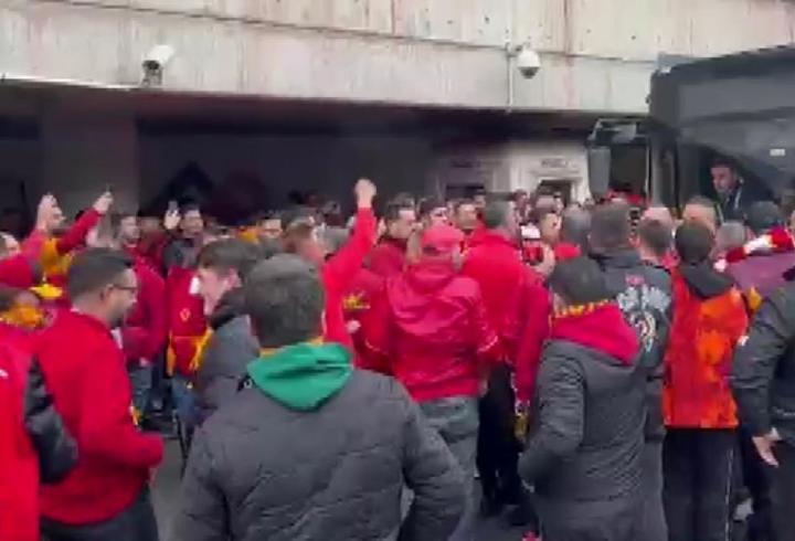 Galatasaray taraftarları, 30 otobüsle Kadıköy'e hareket etti