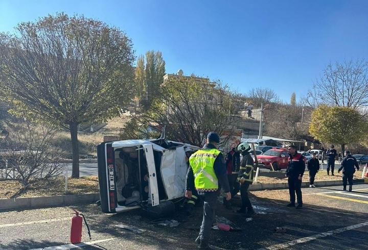 Mardin’de devrilen otomobildeki 3 kişi yaralandı