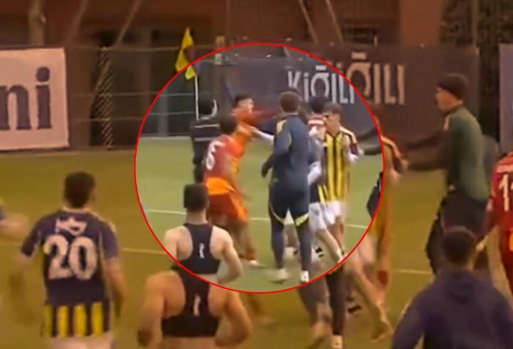 U19 derbisinde skandal hareket! Rakibine yumruk attı...