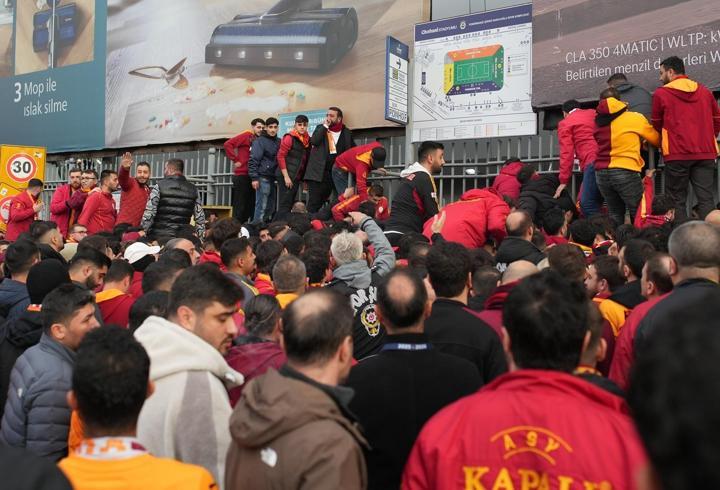 Uğurcan Çakır, Galatasaray’ın Fenerbahçe ile karşı karşıya geldiği müsabaka sonrası yayıncı kuruluşa konuştu.1