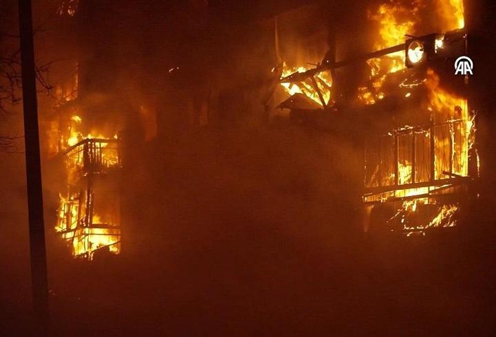 Rusya Ukrayna'da yerleşim yerini vurdu: Evler alev alev yandı!