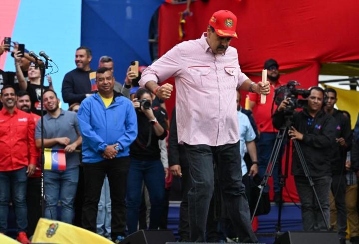 Maduro dans ederek 'savaşa hayır' mesajı verdi