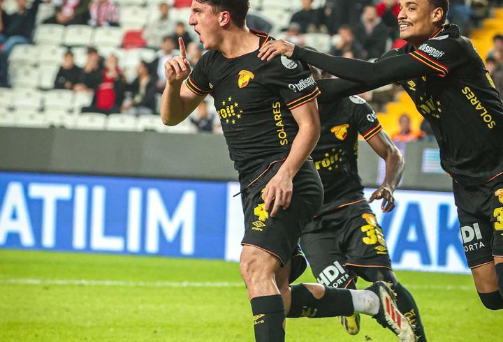 Göztepe'de Taha parladı