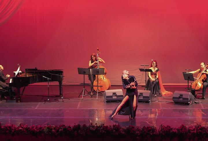 Antalya'da tutkunun dansı