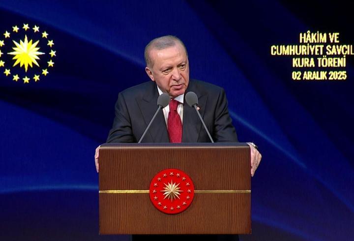 Ankara'nın Polatlı ilçesinde otomobil ile TIR’ın çarpıştığı kazada medikal estetik doktoru Zülfü Akşit hayatını kaybetti, 5 kişi yaralandı.1