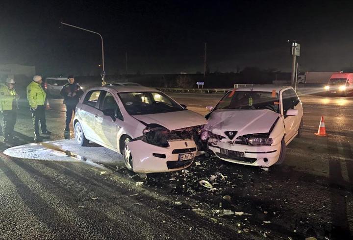 Çerkezköy'de iki otomobil çarpıştı; 2 yaralı