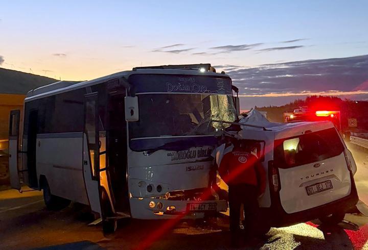 Midibüsle çarpışan hafif ticari araç sürücüsü öldü