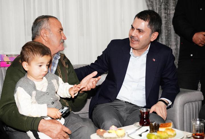 Bakan Kurum'dan depremzede aileye ziyaret