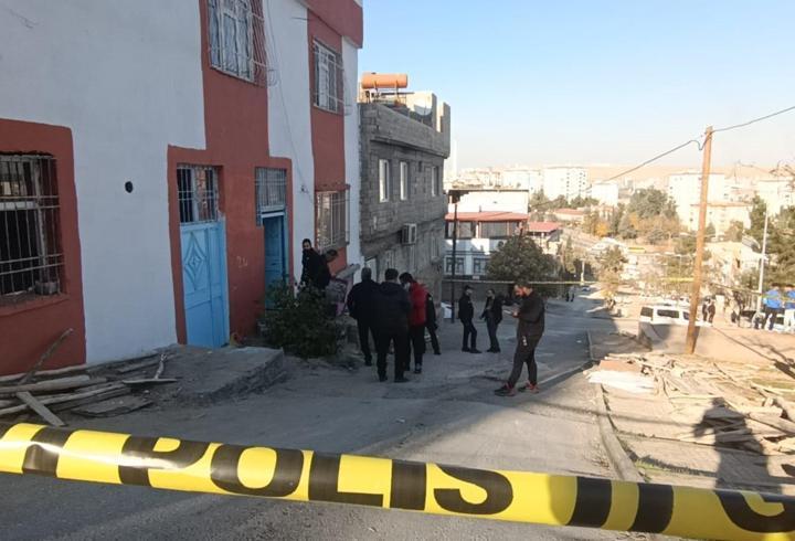 Boşandığı kadını, çocuklarının yanında bıçaklayarak öldürdü