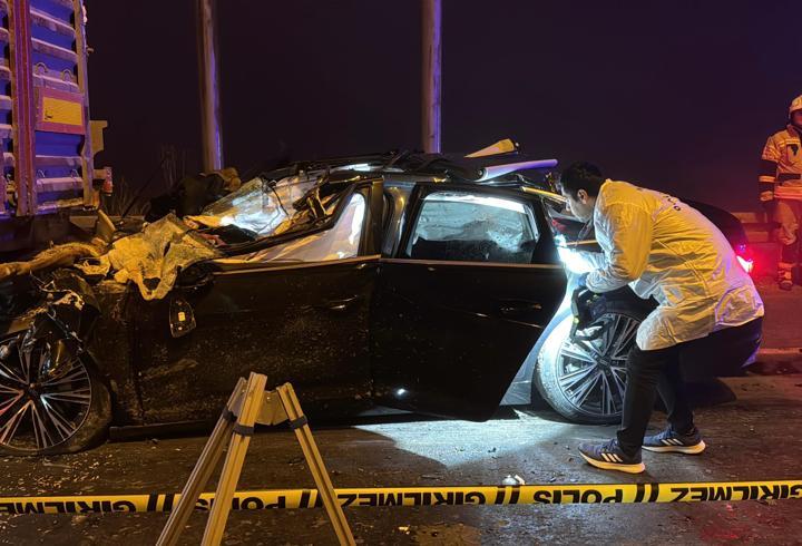 Kütahya'da otomobil TIR'a arkadan çarptı: 4 ölü