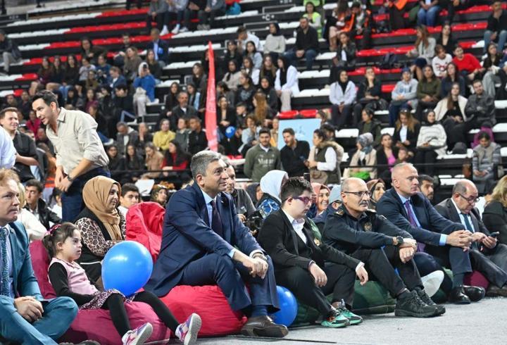 Antalya’da engeller sevgiyle aşılıyor