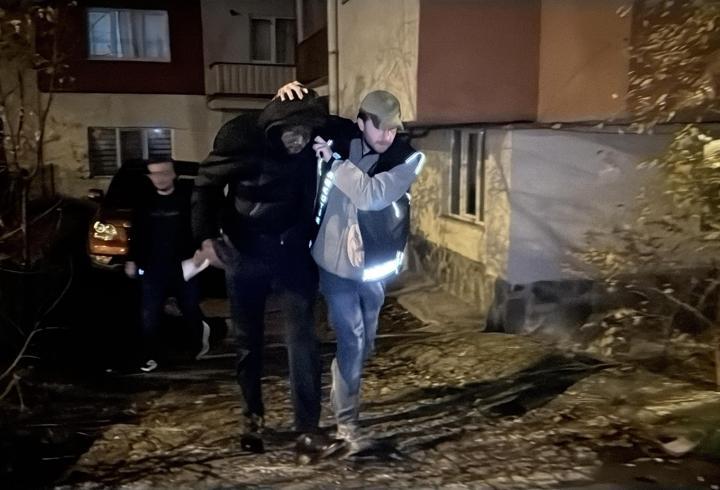 Evinde uyuşturucu satarken yakalanan Afrikalı tutuklandı