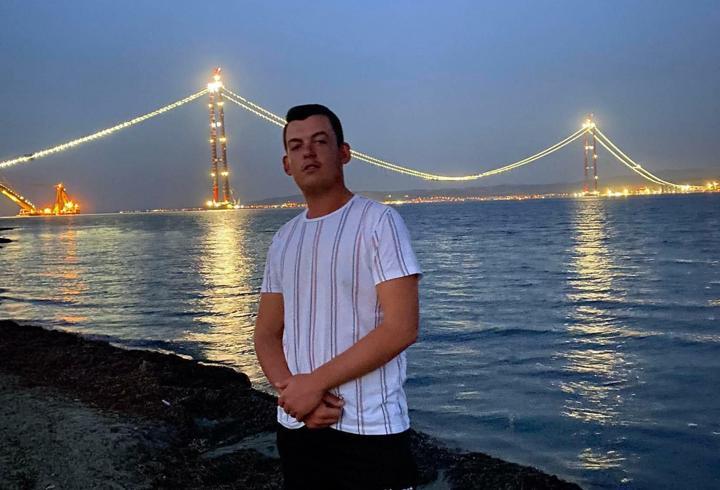 Ağaca çarpan otomobilin sürücüsü öldü