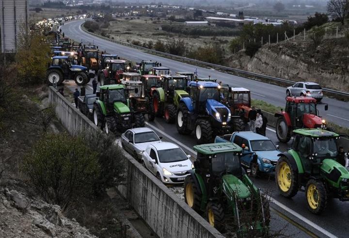Yunanistan’da çiftçi isyanı büyüyor: Traktörlerle yollar kapatıldı