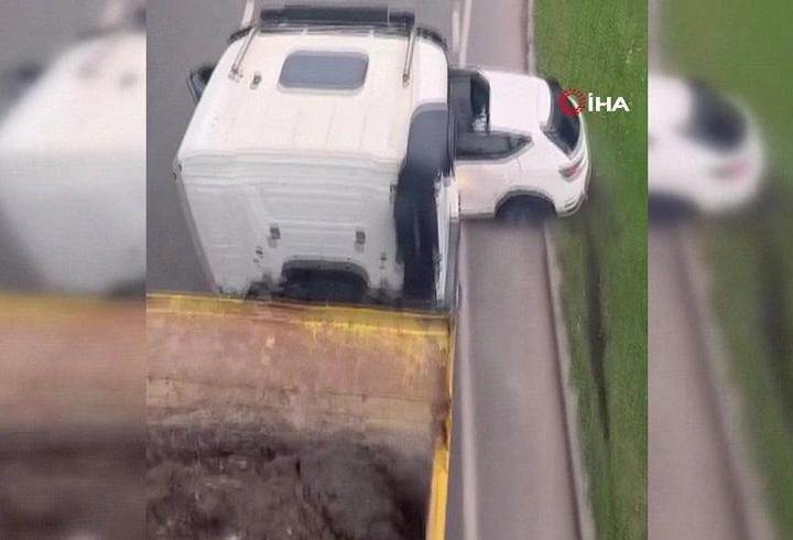 Çarptığı aracı 100 metre sürükledi!