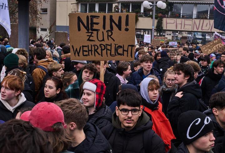 Almanya yeni askerlik yasasını onayladı: Neler değişecek?