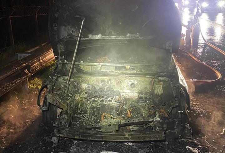 Seyir halindeki otomobil alev alev yandı