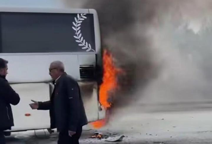 Seyir halindeki otobüste yangın çıktı, yolcular tahliye edildi